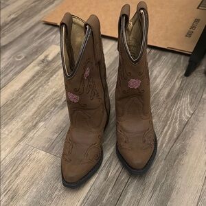 Brown Ankle Girls Boots with Classic Western Style and Decorative Stitching